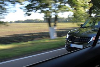 Bezdůvodně pomalou jízdu prakticky nejde pokutovat. Protekci mají starší a handicapovaní, pech zase kamioňáci - Garáž.cz